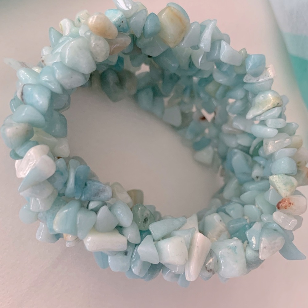 Hand Crafted Light Blue and White Chip Stone Stretch Bracelet - Picture 4 of 8